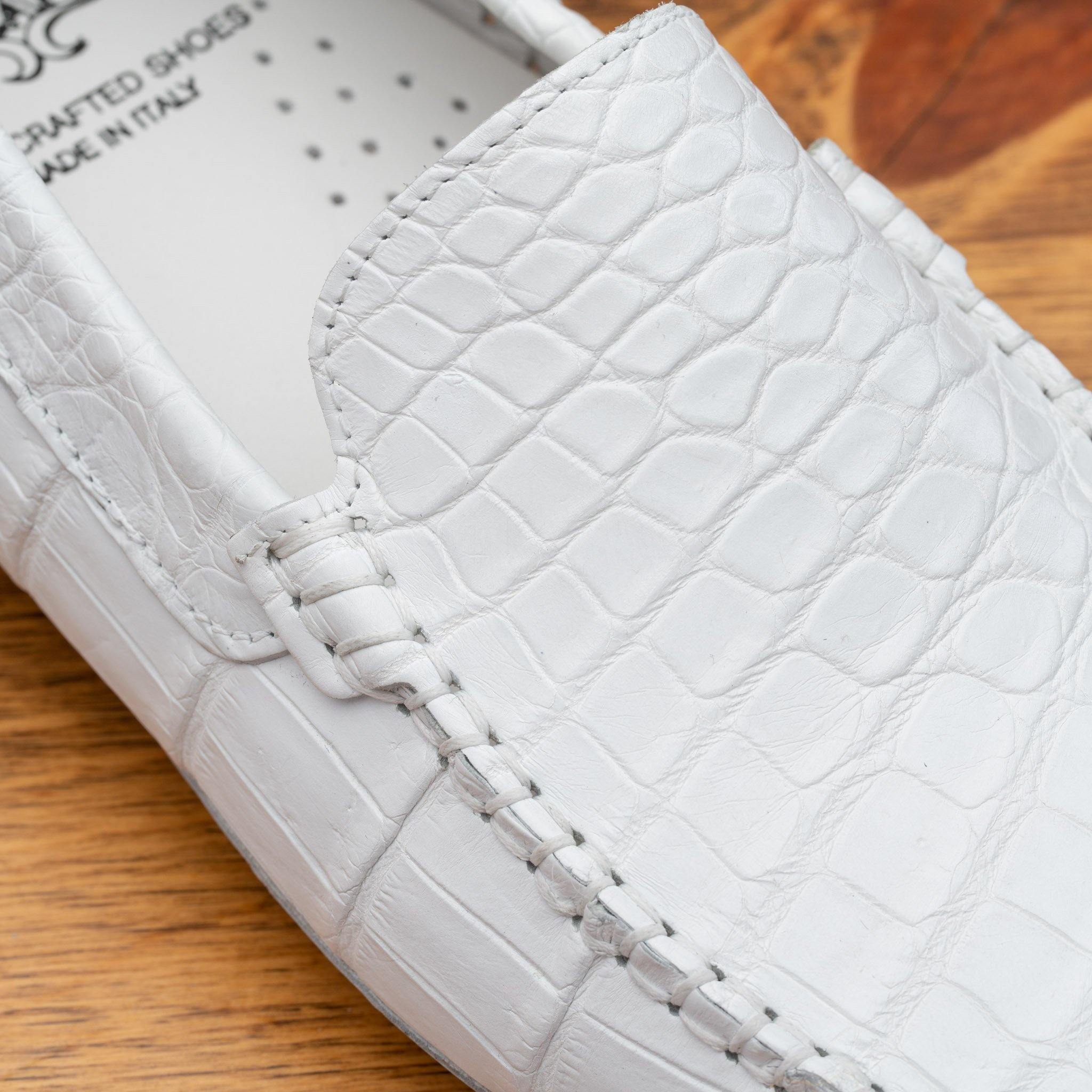 Up close picture of the vamp of 4551 Calzoleria Toscana White Crocodile Dip-Dyed Driver