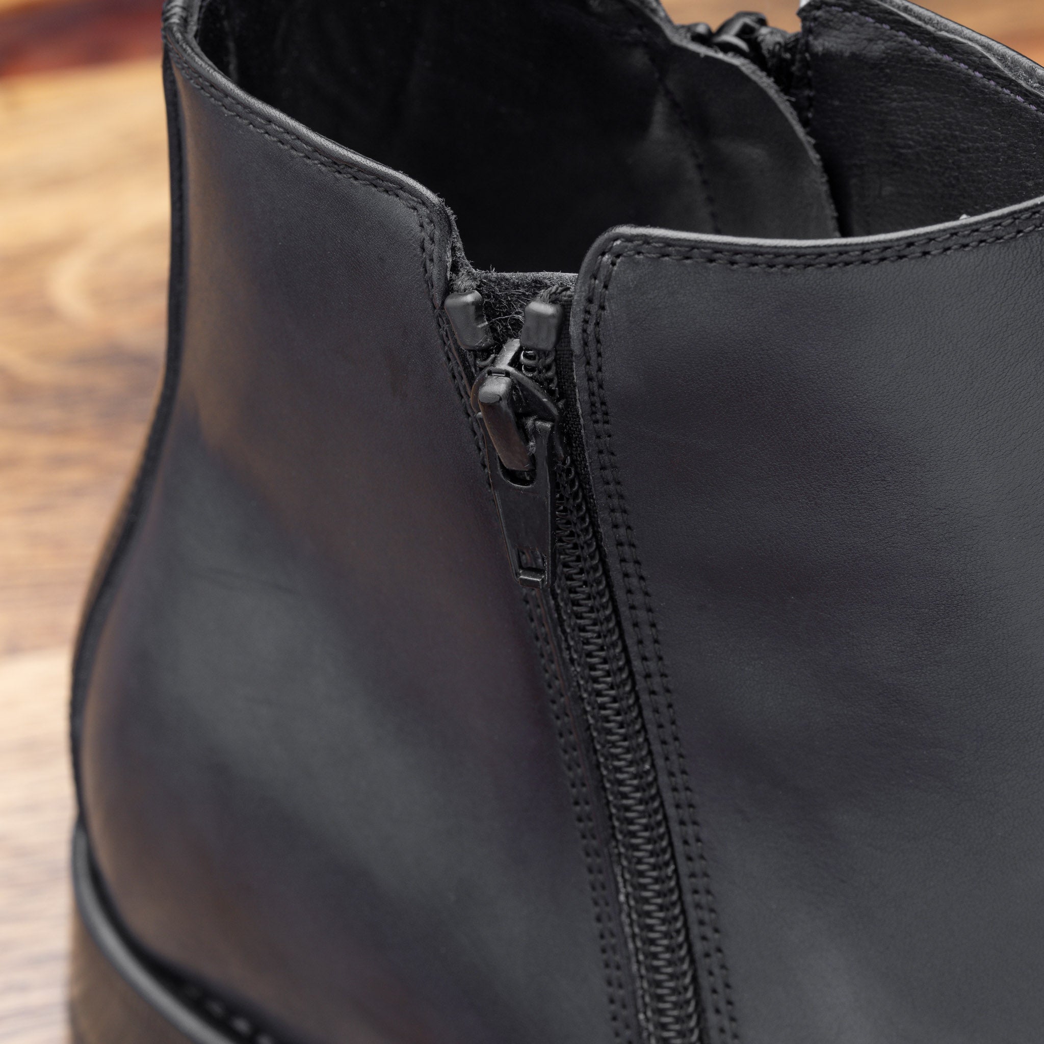 Up close photo of the functional side zipper of Q337 Calzoleria Toscana Stone Onice Double Zipper boot