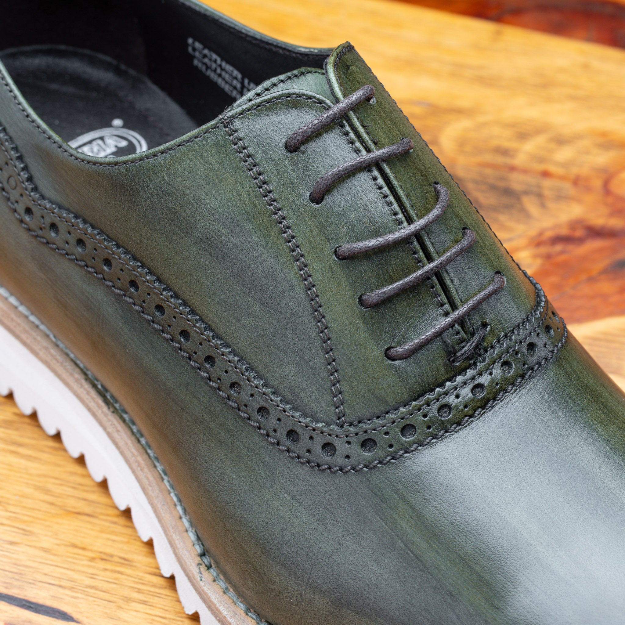 Up close picture of the vamp showing the 5 eyelet  of Q548 Calzoleria Toscana Emerald Green Onice Two Piece Oxford