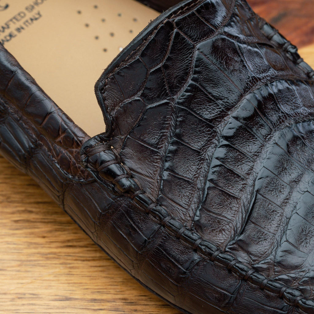 Up close picture of the vamp of 4551 Calzoleria Toscana Dark Brown Crocodile Dip-Dyed Driver