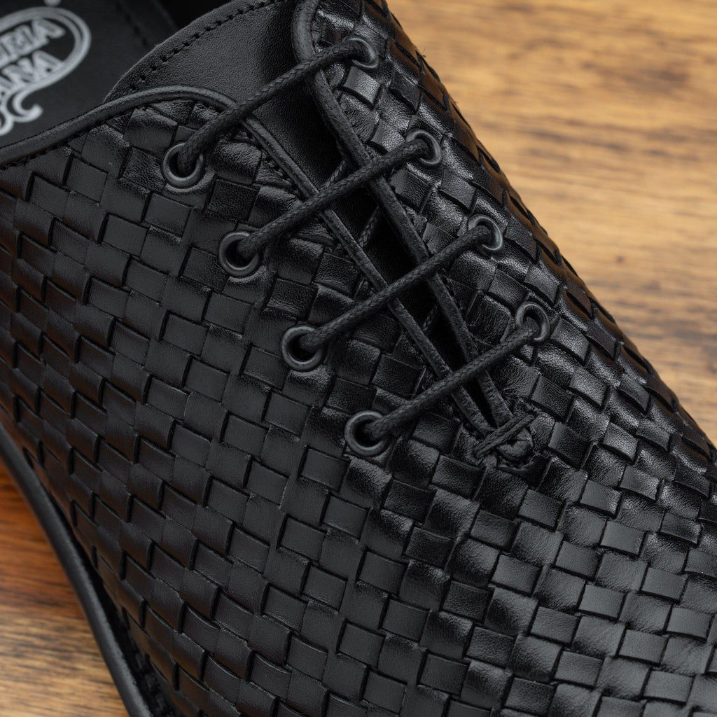 Up close picture of the 4 eyelet of 5373 Calzoleria Toscana Black Woven Lace-up