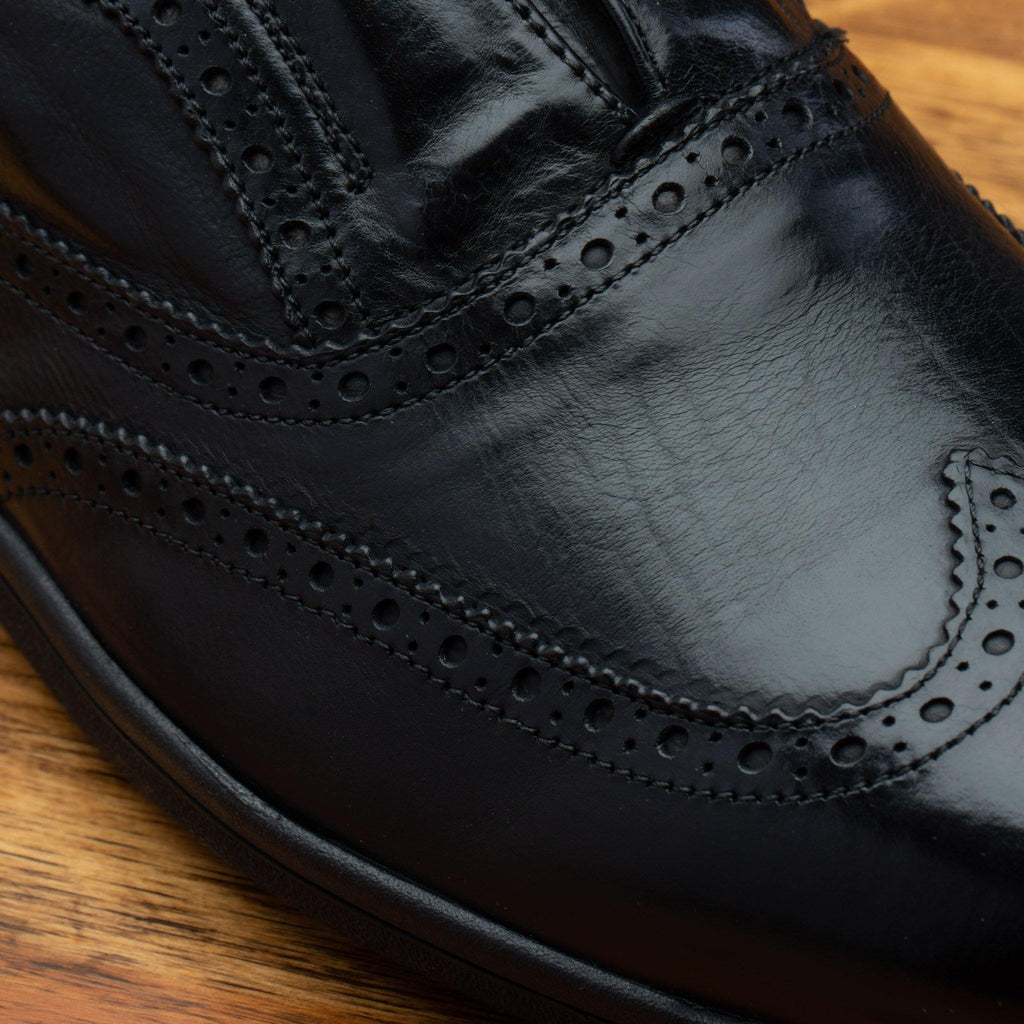 Up close picture of the vamp showing wingtip details of 7839 Calzoleria Toscana Black Elba Slip-On