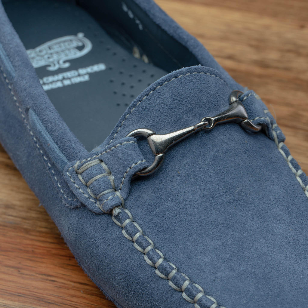 Up close picture of the vamp showing the contrast grey stitching and the metallic horsebit on 8976 Calzoleria Toscana Women's Jean Blue Suede Driver