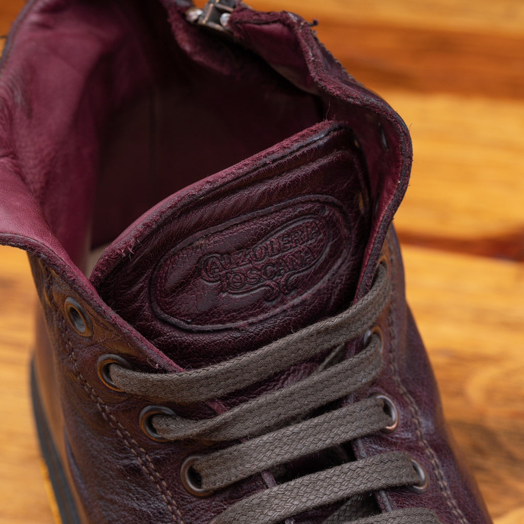 Up close picture of the tongue showing the brand name stamped on H883 Calzoleria Toscana Liver High Top Benso Sneaker