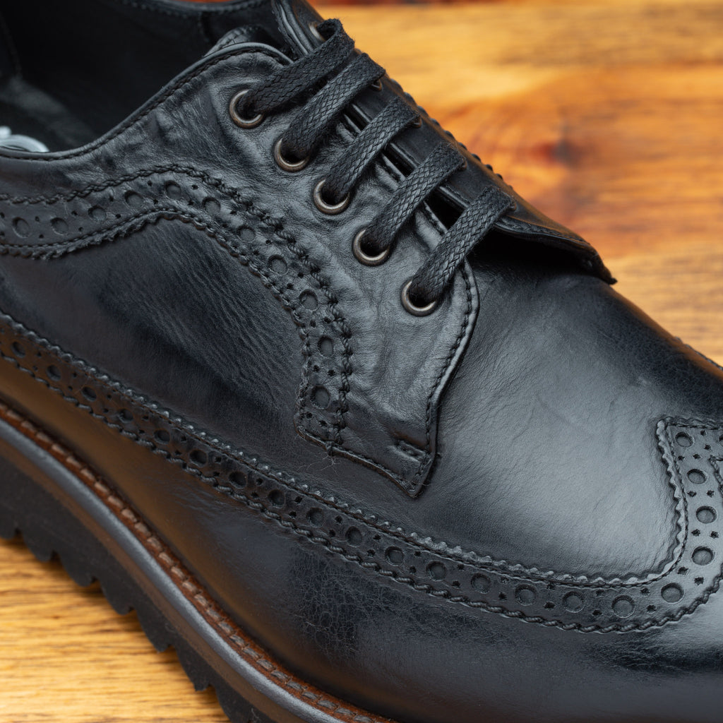 Up close picture showing the wingtip details and 5 eyelet of Q400 Calzoleria Toscana Black Agos Blucher