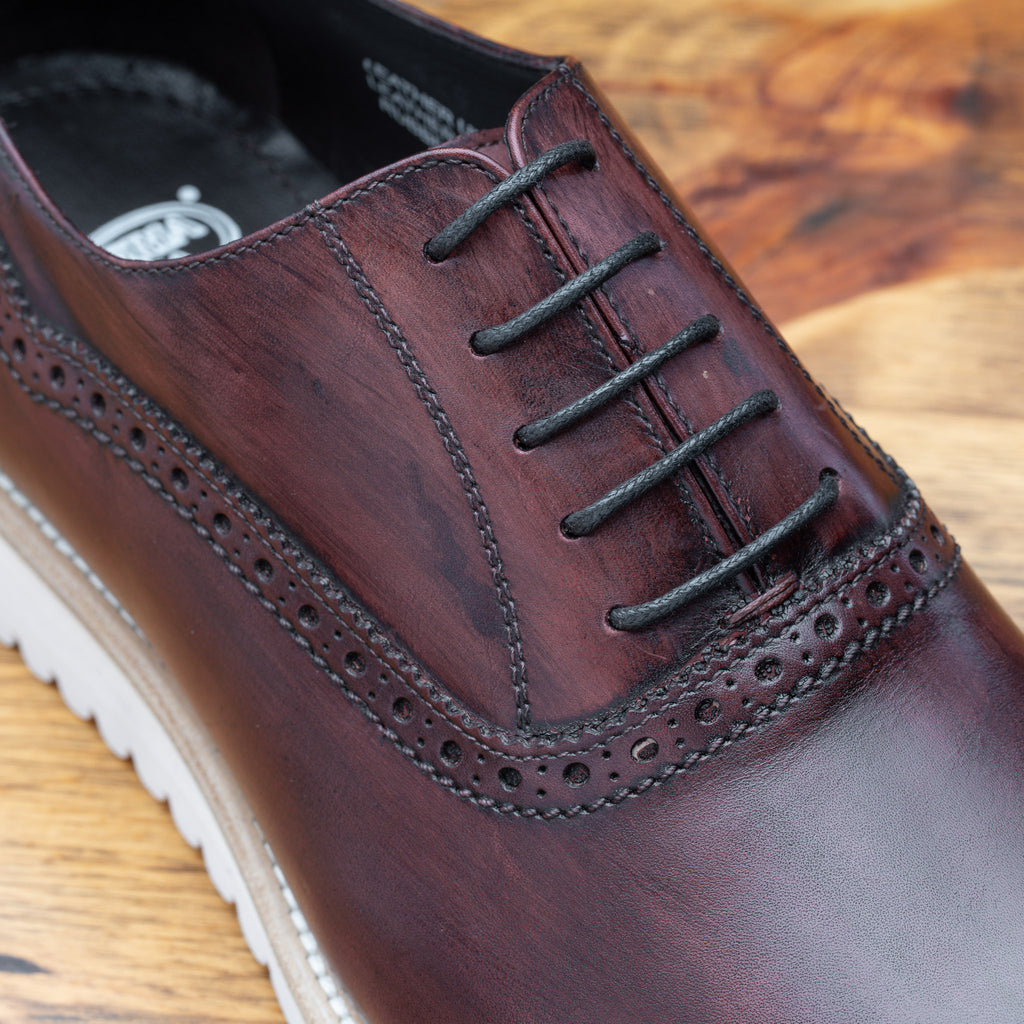 Up close picture showing the vamp and 5 eyelet of Q548 Calzoleria Toscana Burgundy (Porpora) Onice Two Piece Oxford